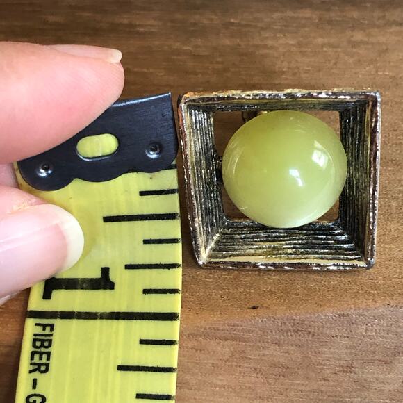 VTG 1950s Moonglow Lucite Screw Back Earrings Yellow-Green Gold Tone Geometric - Picture 7 of 7